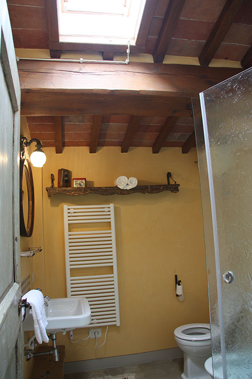 Bagno in stile con lucernario si tetto con travi in legno a vista ... Lucernari per tetti in legno