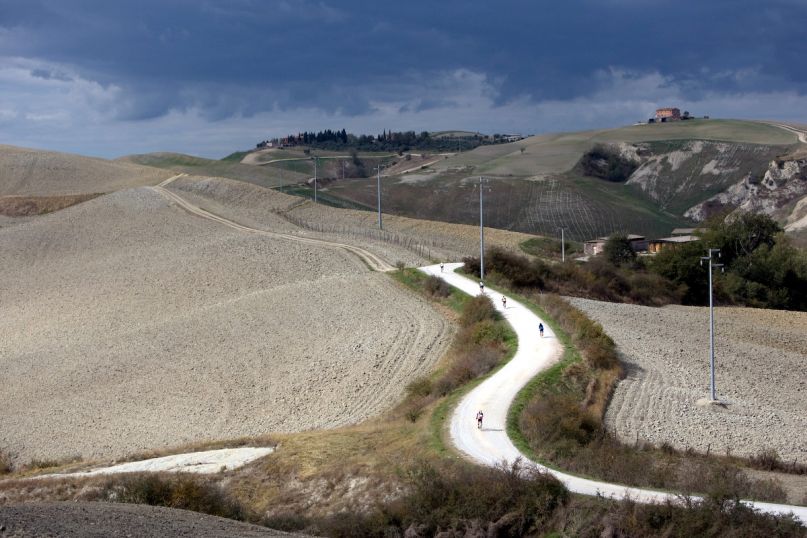 "L'Eroica" cycle tourism on white roads