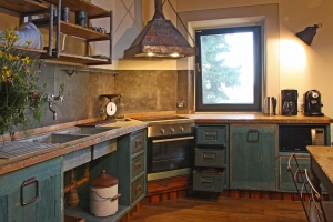 Shelves and kitchen furniture recovered and reinvented for a unique style