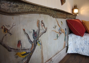 Particular decorations of hand-painted animals on the restored antique headboard