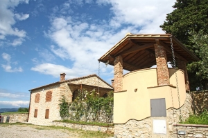 Precious details and exterior views of exclusive villa in Chianti